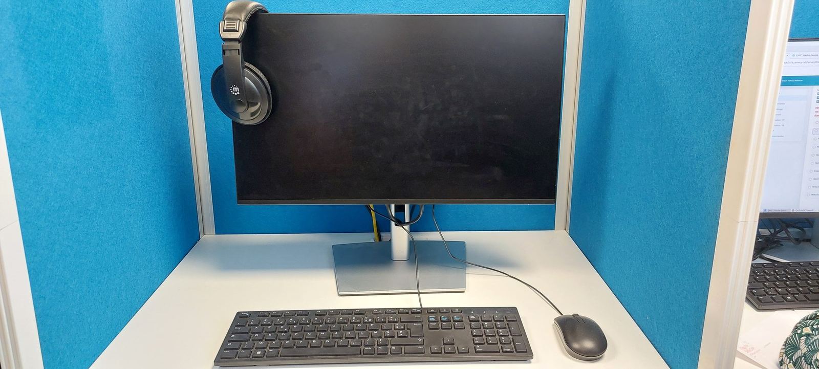 Un poste opérateur : écran, casque et clavier
