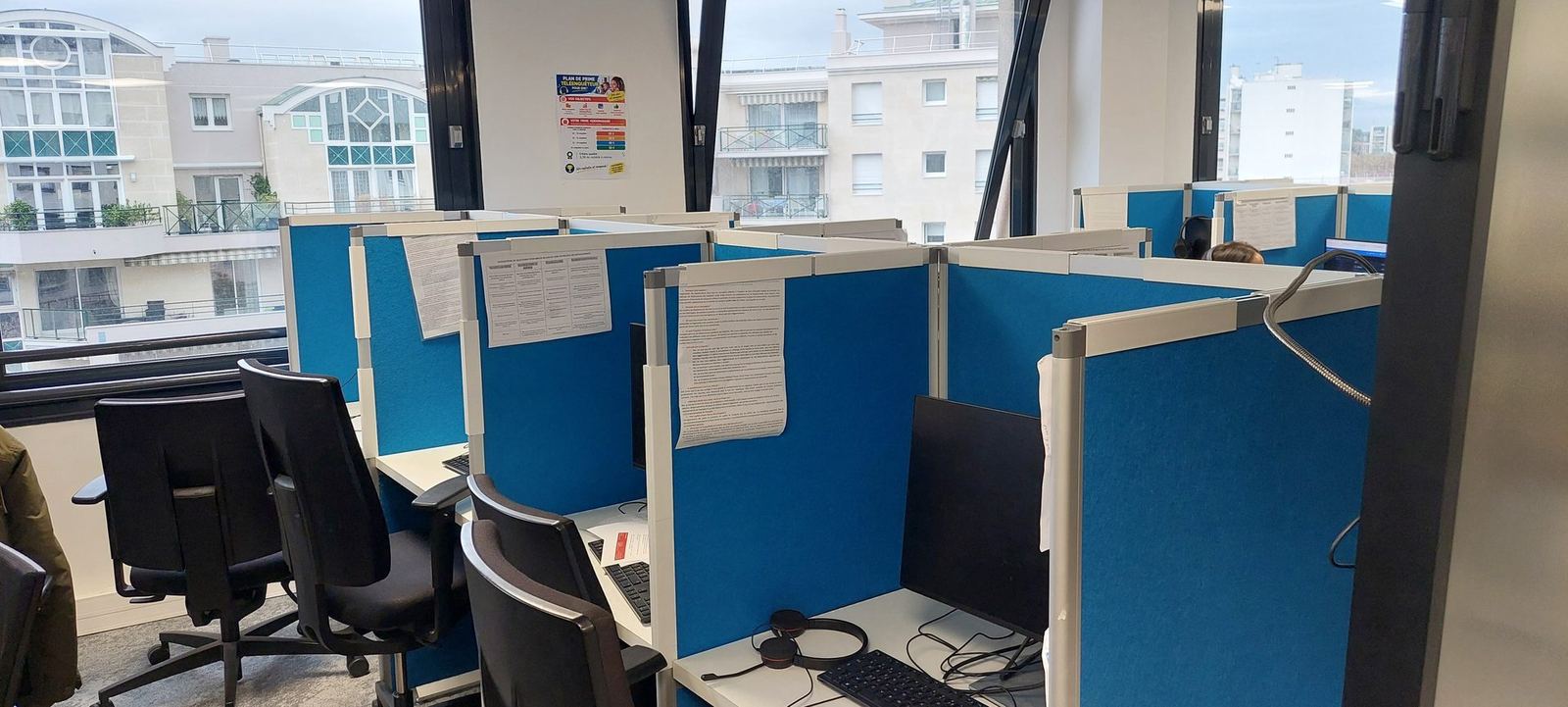 Une rangée de postes opérateurs du plateau